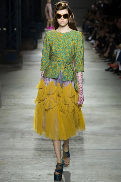 Look 16